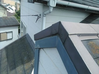 滑るスレート屋根の点検