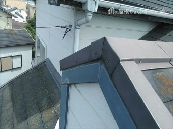 滑るスレート屋根の点検