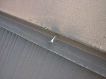 棟板金の釘浮き