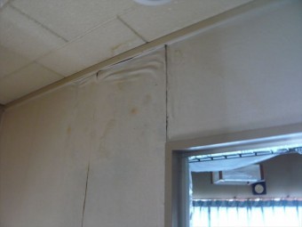 雨漏りによるクロスの剥がれ