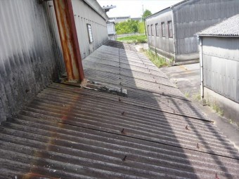 スレート屋根の全景
