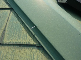 棟板金の釘浮き