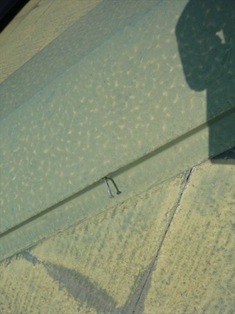 棟板金の釘浮き