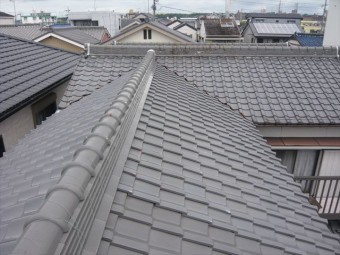 瓦屋根の全景