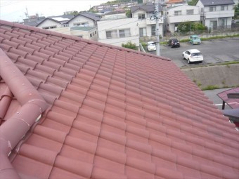 瓦屋根の全景
