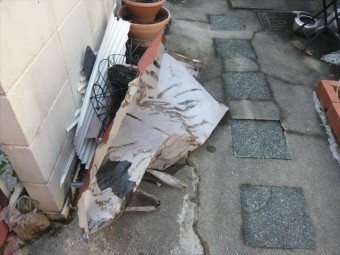 板金の剥がれ落ちた残骸
