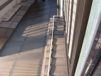 下屋根まわりに波板