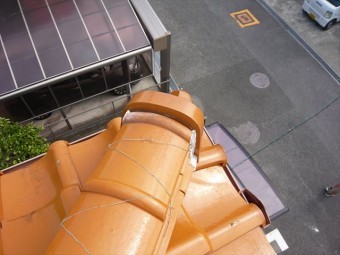 鬼瓦の漆喰の剥がれ