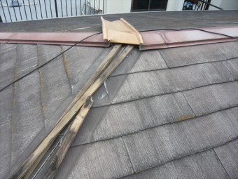 板金が剥がれた痕