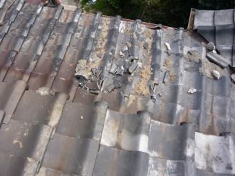 瓦の落下した下屋根