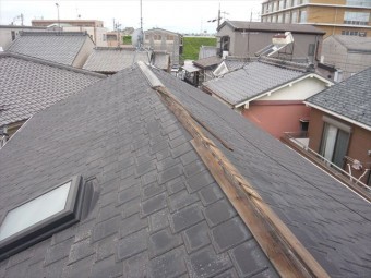 棟の板金の落下