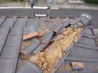 台風で棟瓦が落下