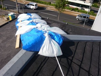 棟板金が飛んだ部分の養生