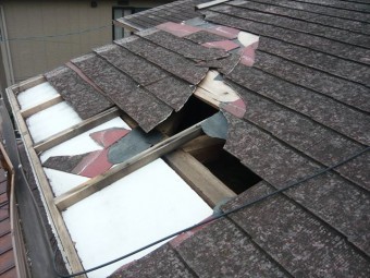 屋根が下地ごと剥がれ飛んだ
