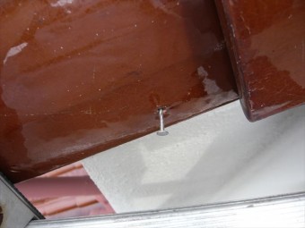 梯子を架けた所の釘浮き