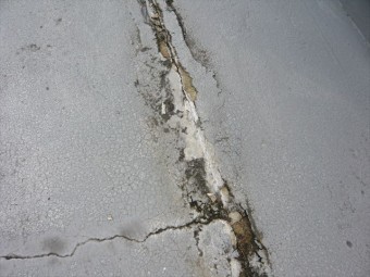 防水層の劣化によるひび割れ