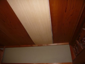 室内の天井の雨染み