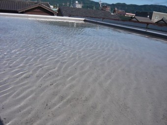 2階の陸屋根プール状に