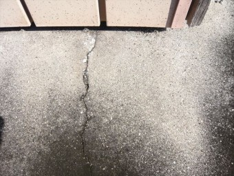 ベランダ床のひび割れ
