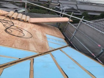 複雑な瓦屋根の葺き替え