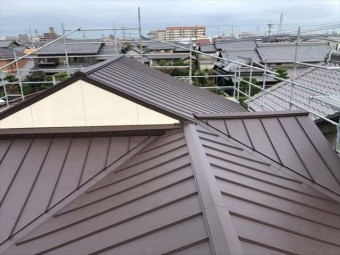 複雑な瓦屋根の葺き替え