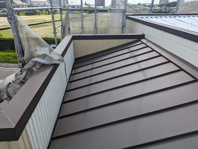 名古屋市天白区で増築部のスレート屋根をガルバリウム鋼板屋根で立平葺きメンテナンス