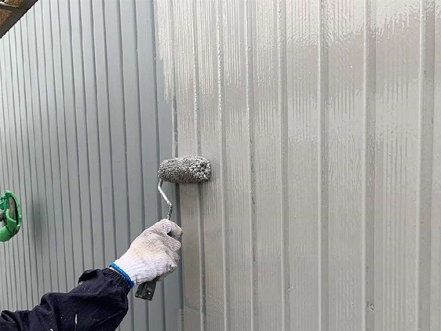 海部郡飛島村の工場で角波トタン外壁塗装工事、下地処理と3回の重ね塗りの様子