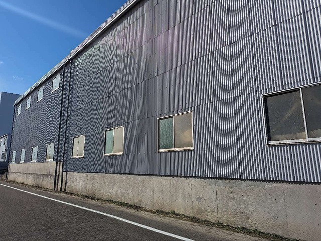海部郡飛島村で工場建物の波型スレートの屋根や外壁へのメンテナンス完成後の出来栄え