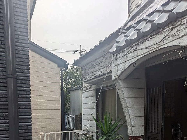 名古屋市緑区で下屋根に生じた瓦屋根の雨漏り調査、クロスや漆喰の剥がれも確認