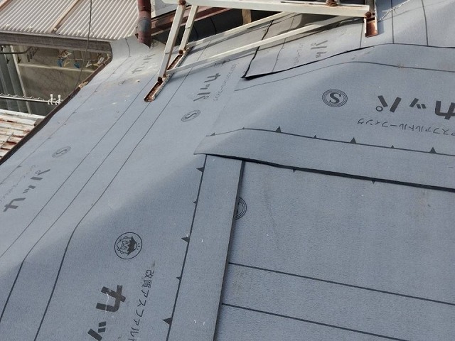 名古屋市緑区の住宅屋根葺き替え工事にて構造用合板と防水シートを用いた下地づくり