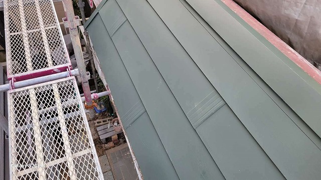 名古屋市緑区の下屋根部葺き替え工事、ガルバリウム鋼板屋根「ダンネツトップ」の施工