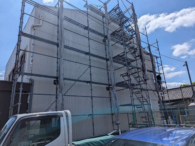 名古屋市緑区でひび割れたモルタル外壁へのガルバ角波板金によるカバー工事仕上げ工程