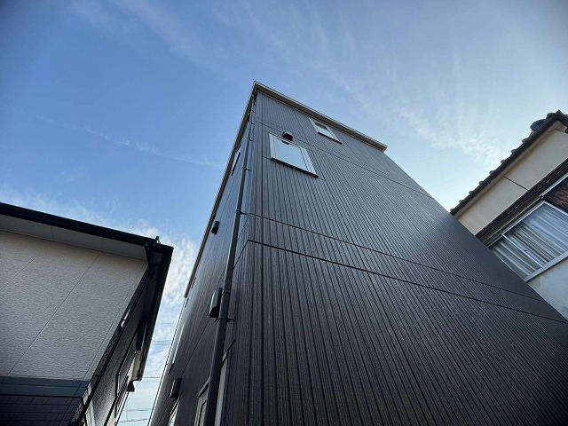 名古屋市天白区で3階建て住宅の棟板金修復工事、狭小スペースへの仮設足場設置