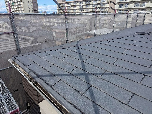 名古屋市天白区にて強風で飛ばされた棟板金の修復工事、屋根上で再確認した劣化状況