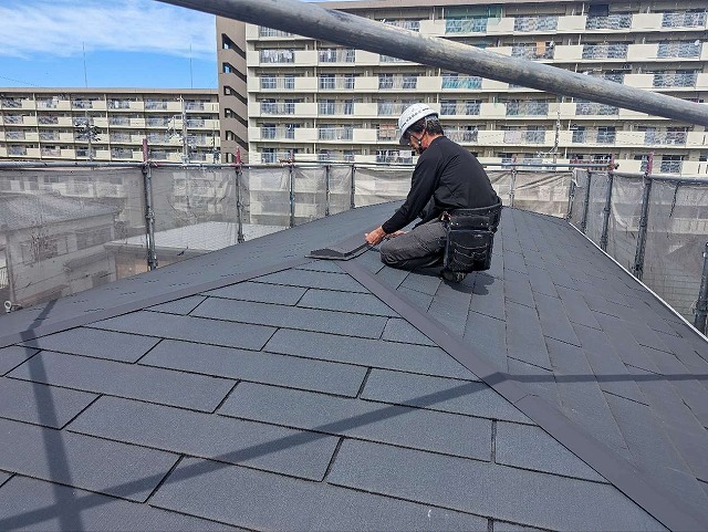 名古屋市天白区の3階建て屋根棟板金修復工事のコーキング処理と仕上がり状況