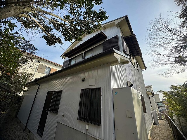 名古屋市天白区で太陽光パネルのある瓦屋根調査、漆喰の変色や剥がれ落ちなどの著しい劣化を確認