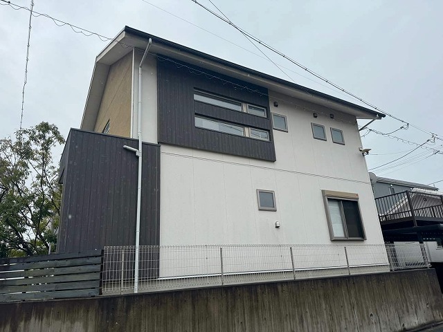 名古屋市天白区でカラーベストが落下して雨漏りが発生した住宅の屋根調査と応急処置