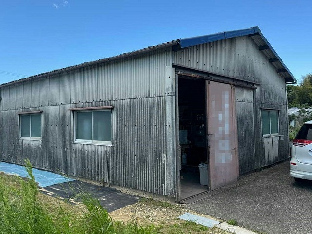 名古屋市緑区の倉庫で波型スレート屋根への折板屋根カバー工事を行うための現地確認