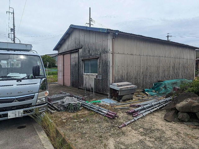 足場資材の搬入車両を現場敷地に横付けしている状況