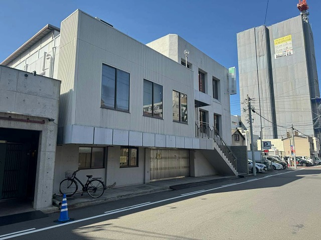 名古屋市緑区の会社建物にて止まらない雨漏りの無料点検、天井裏や屋上防水の状況確認