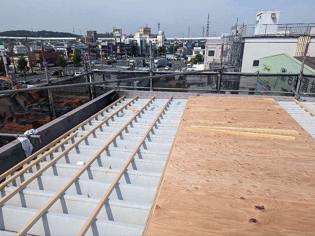 名古屋市緑区で雨漏りを引き起こしていた折板屋根のカバー工事で新たな下地の設置