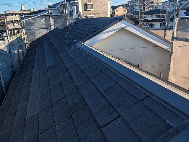 名古屋市天白区で屋根カバー工事の足場設置と改質アスファルトルーフィングの敷設