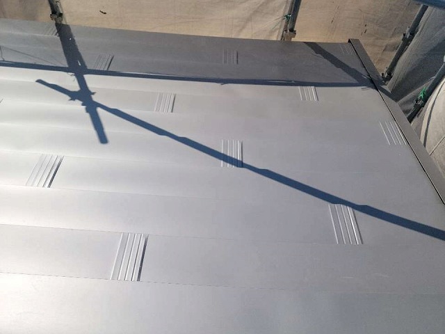 ガルバリウム鋼板屋根を用いたカバー工法メンテナンスの施工状況