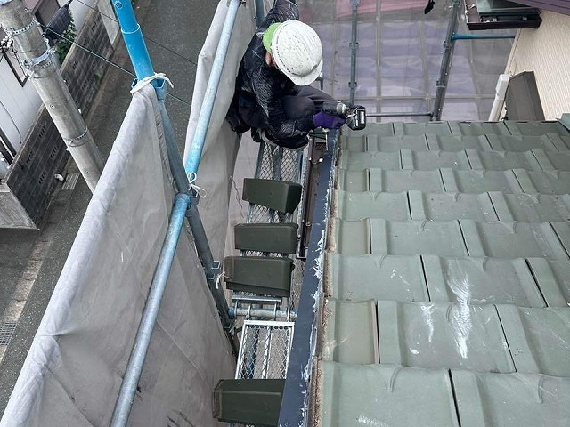 名古屋市緑区の屋根袖瓦取り直し工事、袖瓦の復旧やコーキング処理などの仕上げ工程