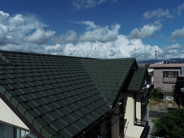 名古屋市緑区の住宅屋根メンテナンス、雨漏りの原因になりやすい谷板金への塗装