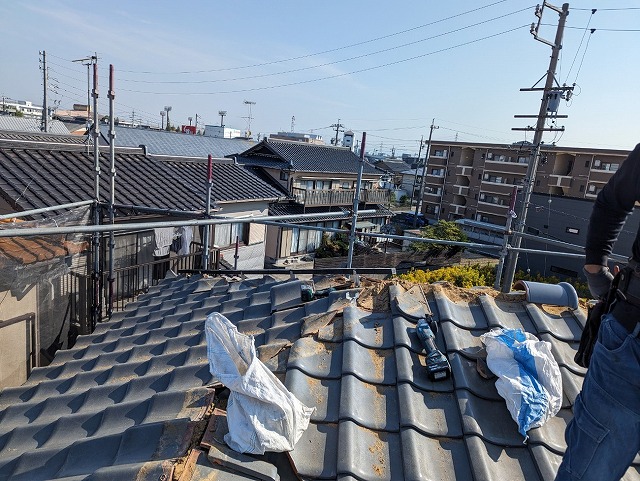 名古屋市天白区にて乾式工法で行う棟瓦取り直し工事の既存棟瓦や漆喰などの撤去作業