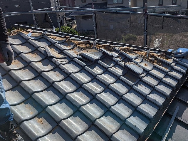名古屋市天白区で住宅メンテナンス、乾式工法による棟瓦取り直し工事で樹脂製垂木の設置