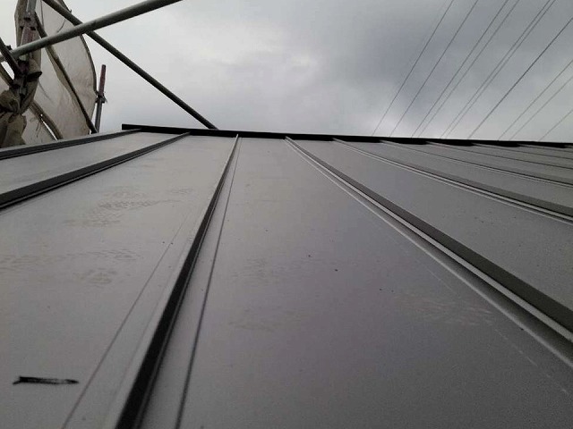 名古屋市天白区で金属屋根を用いたカバー工事、立平葺きの特徴や施工の様子