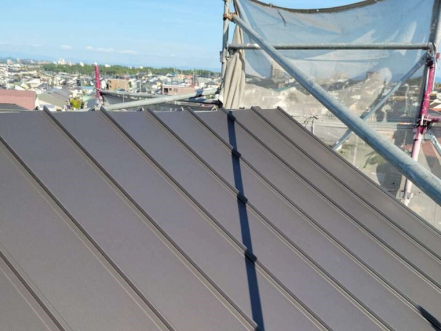金属屋根を用いた立平葺きによる屋根カバー工事の施工