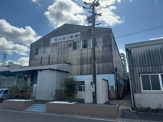 工場建物の屋根と外壁の波型スレートの劣化状況を確認した現場調査